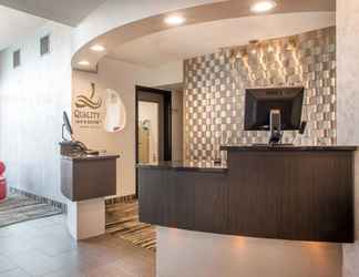 Lobi 2 Quality Inn & Suites North/Polaris