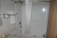 In-room Bathroom Super 8 by Wyndham Richmond/Chamberlayne Rd