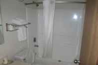 In-room Bathroom Super 8 by Wyndham Richmond/Chamberlayne Rd