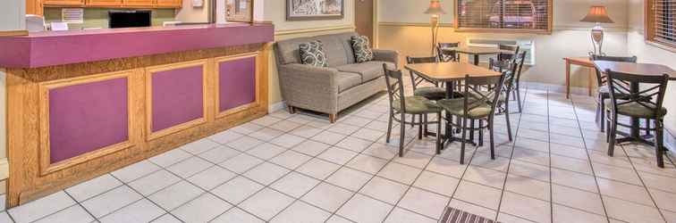 Lobby Super 8 by Wyndham Christiansburg/Blacksburg Area