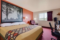 Bedroom Super 8 by Wyndham Martinsburg