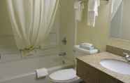 In-room Bathroom 5 Motel 6 Montoursville, PA