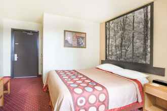 Bedroom 4 Super 8 by Wyndham Lexington VA
