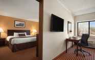 Bedroom 2 Days Inn & Suites by Wyndham Kansas City South