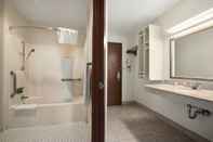 In-room Bathroom Days Inn & Suites by Wyndham Kansas City South