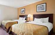 Bedroom 3 Days Inn & Suites by Wyndham Kansas City South