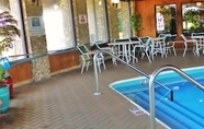 Swimming Pool 4 Royalton Inn & Suites