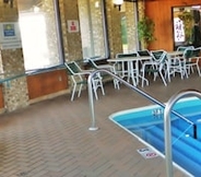 Swimming Pool 4 Royalton Inn & Suites