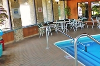 Swimming Pool Royalton Inn & Suites