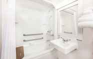 In-room Bathroom 6 Baymont by Wyndham LeMars