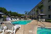 Swimming Pool Holiday Inn Express & Suites Tulare, an IHG Hotel