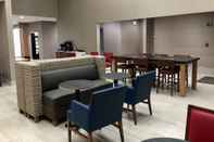 Lobby Holiday Inn Express & Suites Tulare, an IHG Hotel