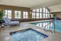 สระว่ายน้ำ Comfort Suites near Robins Air Force Base