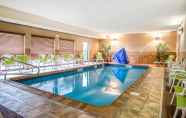 Swimming Pool 2 Comfort Inn & Suites Kansas City - Northeast