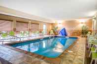 Swimming Pool Comfort Inn & Suites Kansas City - Northeast