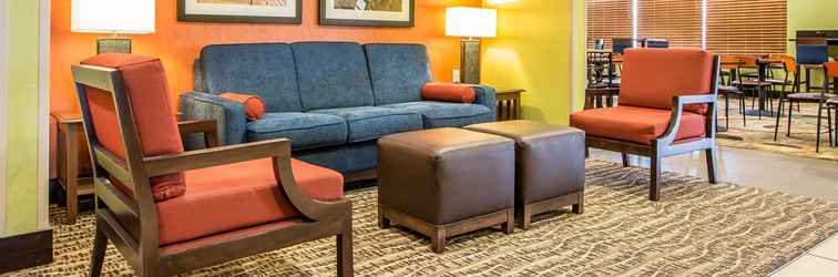 Lobby Comfort Inn & Suites Kansas City - Northeast