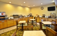 Restoran 3 Country Inn & Suites by Radisson, Marion, OH