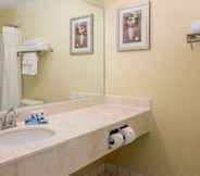 In-room Bathroom 2 Best Western Worlds of Fun Inn & Suites