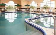 สระว่ายน้ำ 2 Country Inn & Suites by Radisson, Milwaukee West (Brookfield), WI