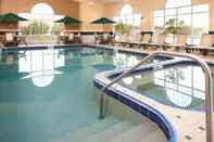 สระว่ายน้ำ Country Inn & Suites by Radisson, Milwaukee West (Brookfield), WI