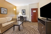 Common Space La Quinta Inn & Suites by Wyndham South Bend