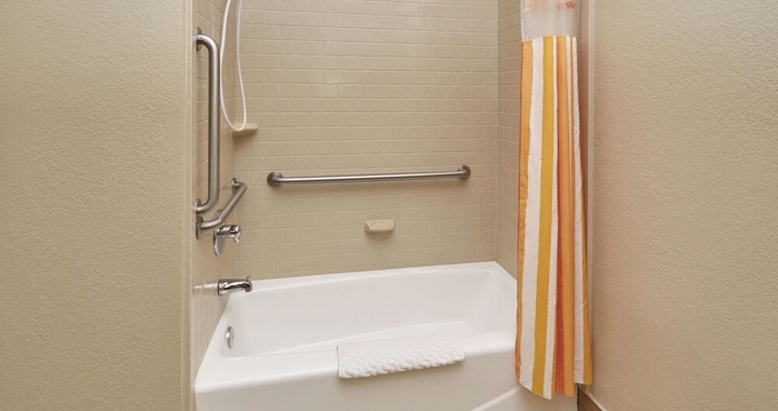 In-room Bathroom La Quinta Inn & Suites by Wyndham South Bend