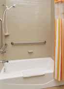 BATHROOM La Quinta Inn & Suites by Wyndham South Bend