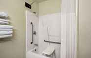 Toilet Kamar 3 Days Inn by Wyndham Eagle River