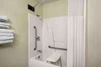 Toilet Kamar Days Inn by Wyndham Eagle River