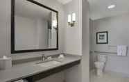 In-room Bathroom 4 Hilton Garden Inn Chicago Downtown/Magnificent Mile