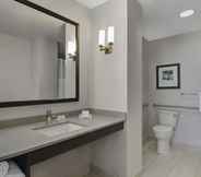 In-room Bathroom 4 Hilton Garden Inn Chicago Downtown/Magnificent Mile