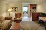 Common Space Holiday Inn Hotel & Suites Oakville @ Bronte, an IHG Hotel
