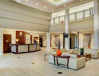 Lobi 2 Holiday Inn Hotel & Suites Oakville @ Bronte, an IHG Hotel
