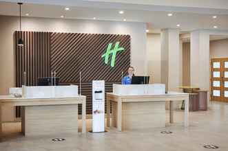 Lobi 4 Holiday Inn Hotel & Suites Oakville @ Bronte, an IHG Hotel