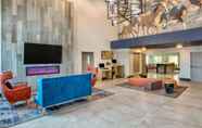 Lobi 4 La Quinta Inn & Suites by Wyndham Dallas - Las Colinas