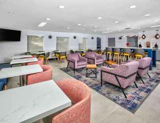 Lobby 2 La Quinta Inn & Suites by Wyndham Dallas - Las Colinas