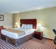 Bedroom 4 Days Inn & Suites by Wyndham Johnson City