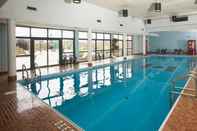 Swimming Pool Ramada by Wyndham Thunder Bay Airlane Hotel