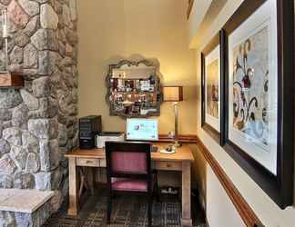 Lobby 2 Blossom Hotel & Suites Traverse City