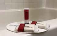 In-room Bathroom 7 Microtel Inn & Suites by Wyndham Baton Rouge