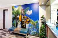 Lobby Travelodge by Wyndham Culver City