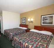Bedroom 4 Royal Inn Charlotte Airport Hotel