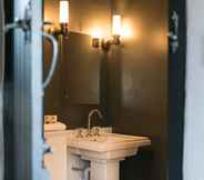 In-room Bathroom 4 The Lygon Arms - an Iconic Luxury Hotel