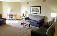 Lobi 5 Extended Stay America Suites Detroit Auburn Hills Feathersto