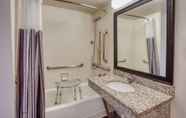 Toilet Kamar 5 La Quinta Inn & Suites by Wyndham Minneapolis Bloomington W