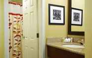 In-room Bathroom 7 Courtyard by Marriott Downtown Ottawa