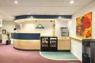 Lobi Days Inn by Wyndham Fleet M3