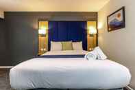 Bedroom Days Inn by Wyndham Warwick North M40