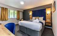 Bedroom 4 Days Inn by Wyndham Warwick North M40