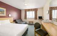 Bedroom 6 Days Inn by Wyndham Sheffield M1